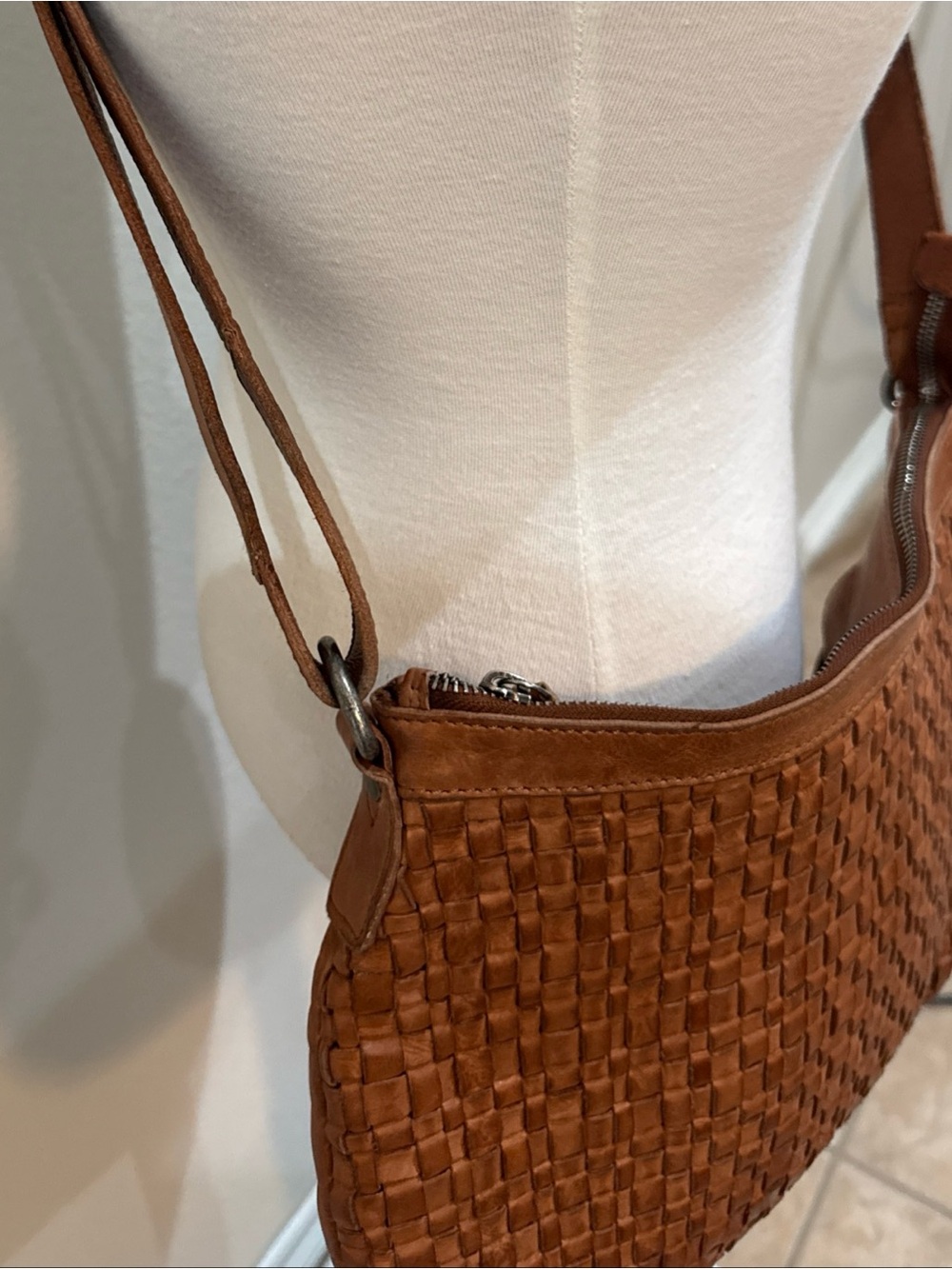 Vilencia Holland Brown Leather Woven Adj  Crossbody Purse 13x10x2 - Picture 3 of 7
